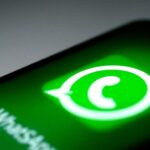 Hyperrealistisches WhatsApp-Logo in leuchtendem Grün.