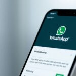 Smartphone mit WhatsApp-Oberfläche und Blockieren-Funktion.